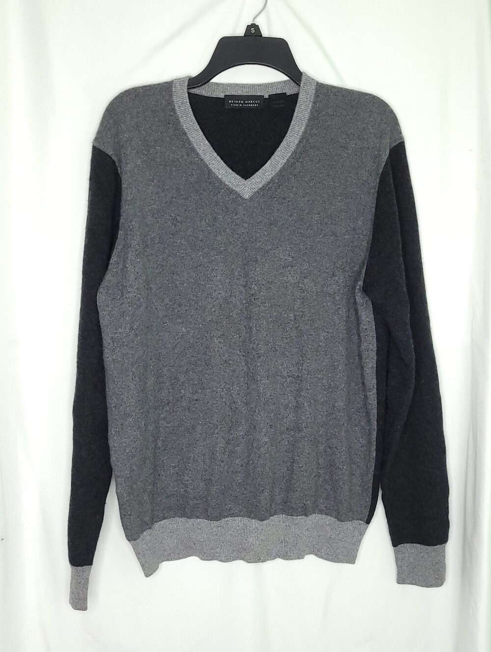 NIEMAN MARCUS Men's Gray Cashmere V-neck Minimalist Sweater LARGE